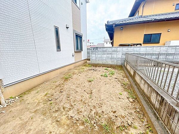 建物西側のお庭スペースです。
