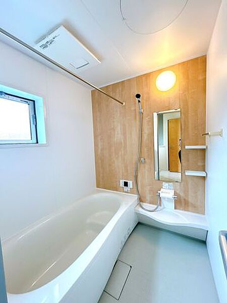 【クリーニング済】浴室です。1坪サイズなので足をのばして湯船につかれます。木目のパネルがより明るく温かく感じさせてくれそうですね。