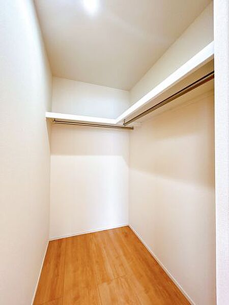【クリーニング済】2階洋室のウォークインクローゼットです。ハンガーパイプがついているのでお洋服をかけて収納できます。