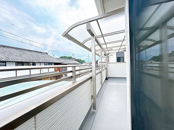 【クリーニング済】バルコニーです。西側には屋根がついているので急な雨でも安心ですね。
