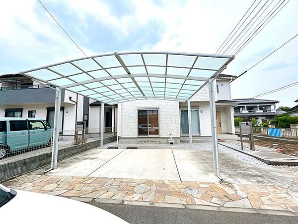 【クリーニング済】駐車場です。カーポート内に並列2台駐車可能です。