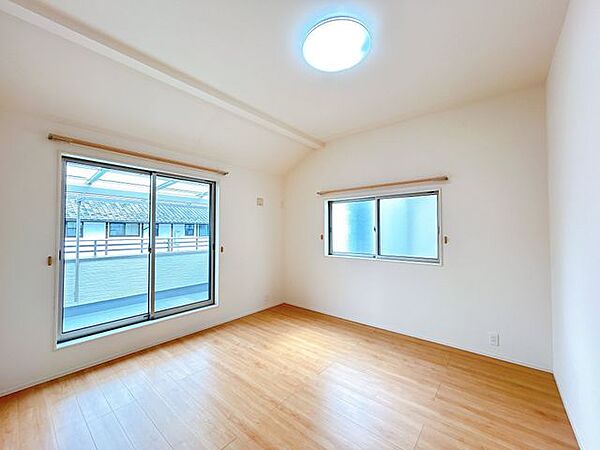 【クリーニング済】2階南西の約8帖の洋室です。2面採光で日当たりも風通しのよさも確保できます。