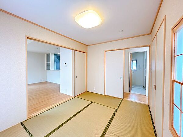 【クリーニング済】1階和室です。畳のお部屋があるとそのまま寝っ転がれるのでちょっとした休憩に便利ですね。
