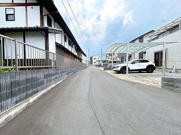 【クリーニング済】前面道路です。幅員約4ｍあるので普通車でも楽々駐車可能です。