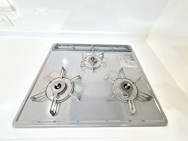 【設備】キッチンは3口コンロなので同時調理可能です。お料理好きにはうれしいですね。