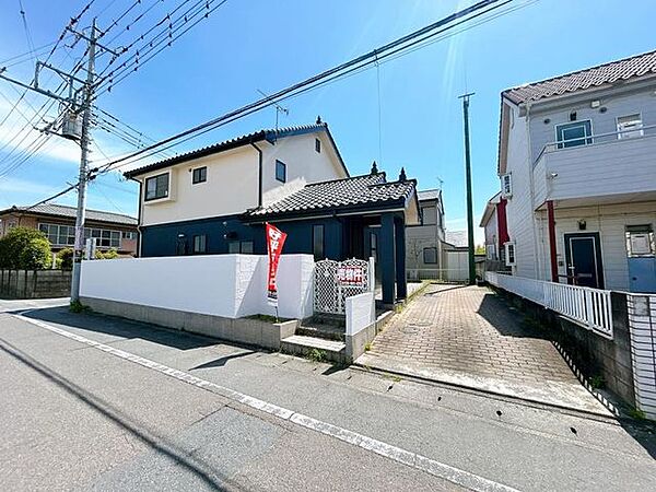 現地外観写真です。日当たりのいいお家です。