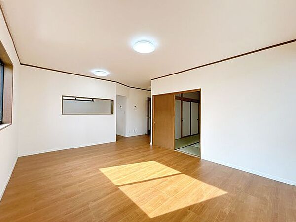 【リフォーム済】リビングです。約18.5帖あります。隣の和室と続き間として使えばさらに広々使えます。