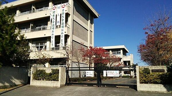 【周辺環境/中学校】高崎市立大類中学校まで約1600m（自転車7分）です。良い運動になりますね。