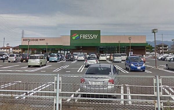 【周辺環境/スーパー】フレッセイ南大類店様まで約800m（車2分）です。お仕事終わりに寄れる距離にあると便利ですね。