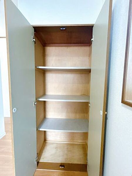 【リフォーム済】1階廊下の収納です。