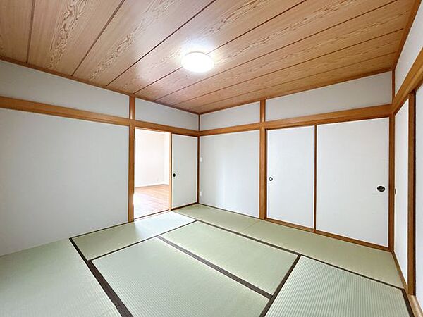 【リフォーム済】1階和室です。畳の表替、障子襖の張替えを行いました。和室でのんびりお昼寝するのもいいですね。