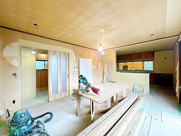 【リフォーム中】リビングです。約16帖あります。フローリング重張。クロス張替、建具交換、照明交換等を行います。(8.8撮影)