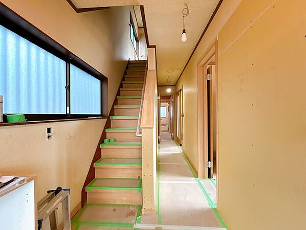【リフォーム中】1階廊下です。フローリングの重張、クロス張替、照明交換等を行います。(8.8撮影)