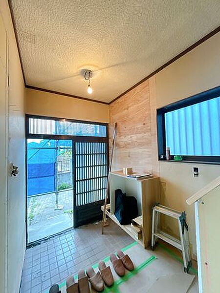 【リフォーム中】玄関ホールです。玄関ドアの交換とシューズボックスの交換を行います。(8.8撮影)