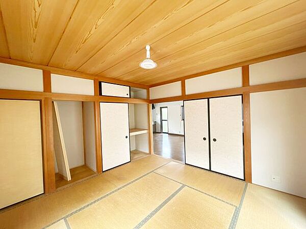 【期間限定現況販売】1階中央和室です。押入と収納があります。寝具や季節ものの家電などを収納できそうです。