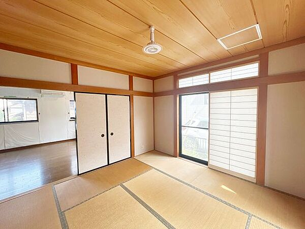 【期間限定現況販売】1階中央和室の別角度です。2面採光で日当たり良好です。
