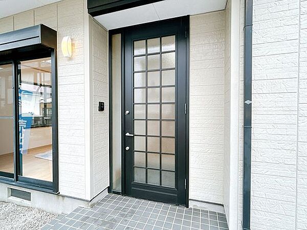 【リフォーム済】玄関ドアです。鍵交換を行いました。