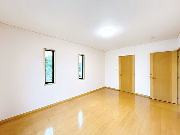 【リフォーム済】2階南西の洋室です。クロス張替、照明交換、クリーニングを行いました。約8.75帖あるので主寝室として活用いただけます。