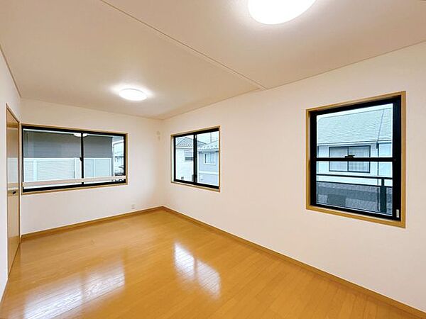 【リフォーム済】2階南東の洋室です。クロス張替、照明交換、クリーニングを行いました。2面採光で日当たりもよく、風通しも確保できます。