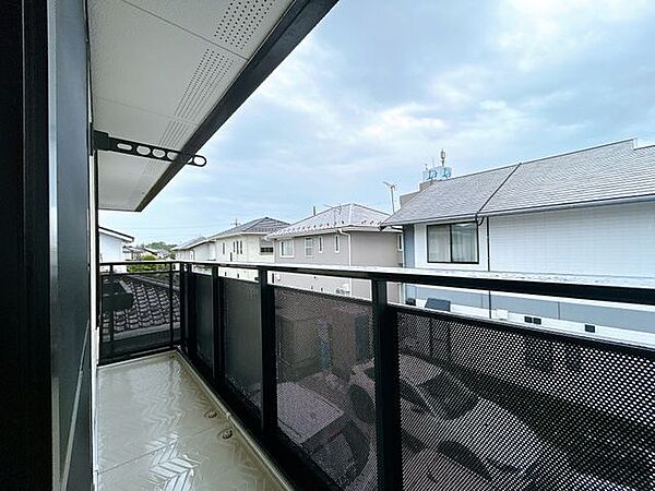 【リフォーム済】ベランダです。クリーニングを行いました。南東向きなので日当たり確保できお洗濯物もよく乾きそうですね。