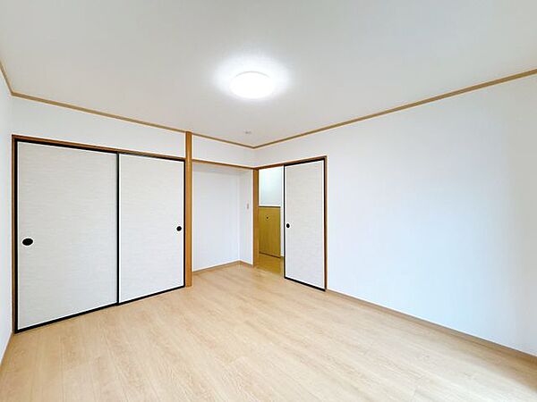 【リフォーム済】1階和室別アングルの写真です。洋室に変更しました。