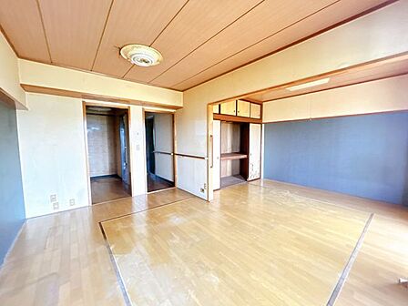 リビングです。北側の壁を解体し、16帖のLDKへ間取り変更します。
