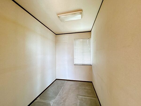 【リフォーム中】5帖洋室にある納戸です。フローリング重張り、建具交換、クロス張替え、照明交換を行います。