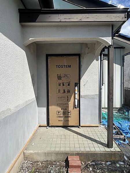 【リフォーム中】玄関は、扉交換・照明器具交換、ポーチタイル上張りを行い、明るく爽やかな印象に仕上げます。録画機能付きドアホンを設置するので不在時にどなたが来られたのかチェックできます。