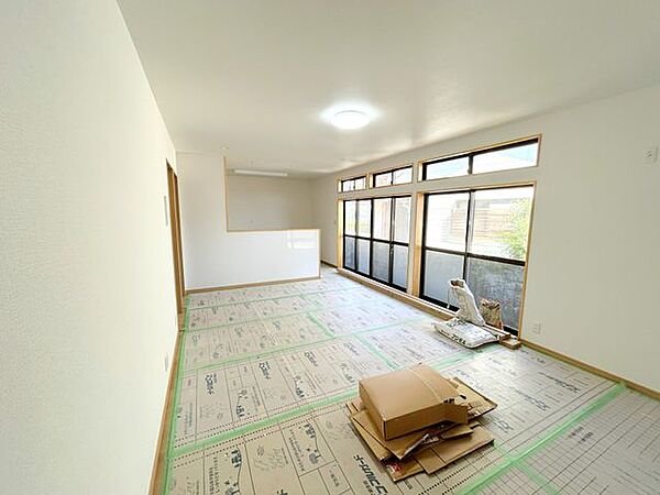 【リフォーム中】和室を開放的なLDKへリフォーム。壁・天井クロス張替、床張替、照明交換を行い、約17帖の東向きLDKに生まれ変わります。朝日が差し込む明るい空間で、ご家族が自然と集う憩いの場になりそう