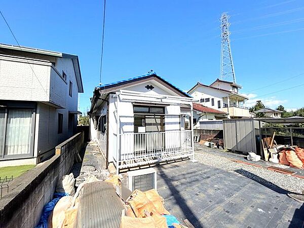 価格には消費税、リフォーム費用を含みます。リフォーム中でもご案内可能。内覧希望の方はお電話ください。外壁塗装や間取り変更を実施。暮らしやすさにも配慮した3LDKの平家住宅へリフォーム中です。