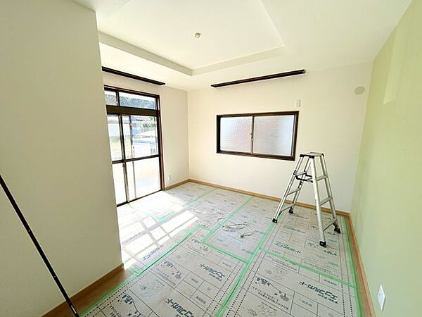 【リフォーム中】南側約7帖の洋室写真です。こちらの居室は床張替え、壁・天井クロス張替え、建具・照明交換等を行います。南向きの明るいお部屋なのでお子様のお部屋としてご利用いただくのがおすすめです。