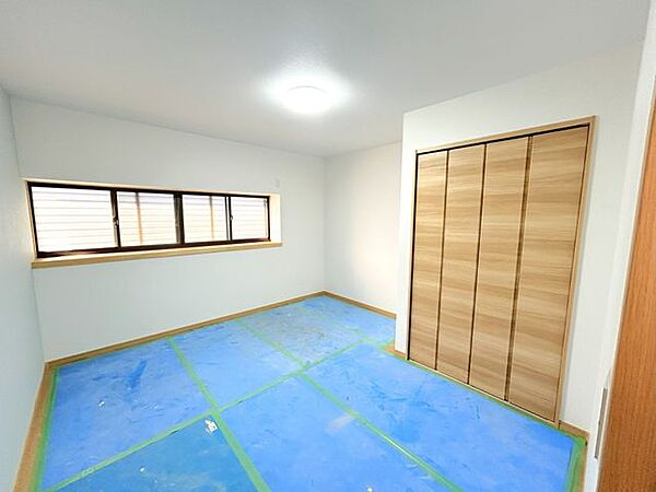 【リフォーム中】中央約7帖の洋室です。床張替、壁・天井クロスの張替、建具・照明交換を実施し、明るく清潔感のある居室へと生まれ変わります。主寝室や子ども部屋、趣味のお部屋など、使い勝手様々です。
