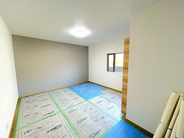 【リフォーム中】北側約8帖の洋室写真です。こちらのお部屋は広さのある居室なので主寝室としてご利用いただくのがおすすめです。こちらの居室は床張替え、壁・天井クロス張替え、建具・照明交換等を行います。