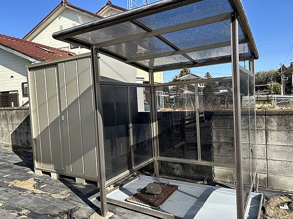 【リフォーム中】敷地内には屋根付きの自転車置き場があります。雨や雪、強い日差しから自転車を守ることができ、毎日の通勤・通学も快適です。隣接する物置にはアウトドア用品や工具なども収納できます。