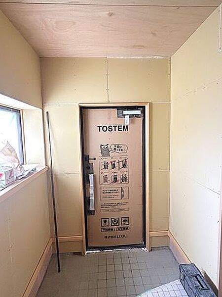 【リフォーム中】玄関ホールは、照明器具交換、壁・天井クロス張替を行います。新品のシューズボックスを設置するので、玄関先がスッキリ片付きます。棚板は可動式で好みの高さに調節が可能なので便利です。