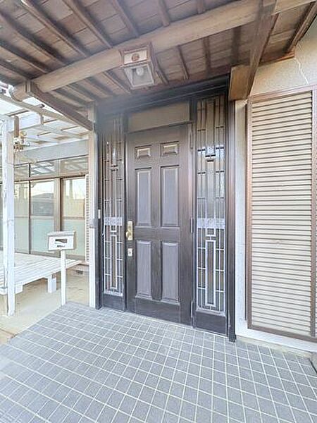 【玄関】玄関は玄関ドア交換、玄関タイル張替え、照明交換等を行います。南向きの玄関なので一日を気持ちよく始められそうですね。