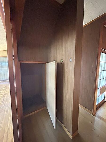 【収納】階段下には収納スペースがございます。