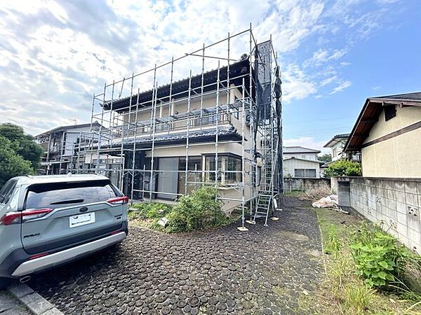 【駐車場】駐車場写真です。縦列2台、横付け1台の計3台お停めいただけます。