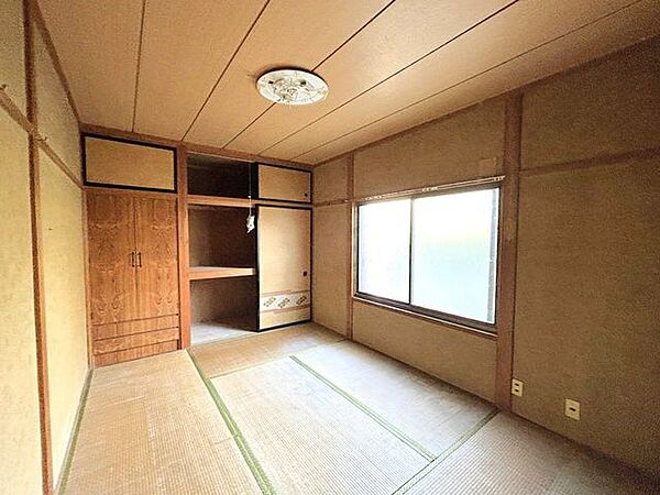 【居室】1階北西側6帖の居室です。こちらの居室はリフォームによって和室から洋室へと間取り変更を行います。