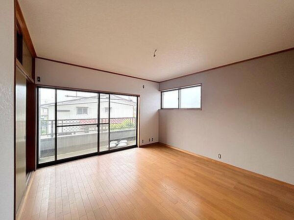 【居室】2階西側の洋室写真です。こちらのお部屋も8帖の広さに加え収納スペースがございます。前所有者にてリフォーム済みです。