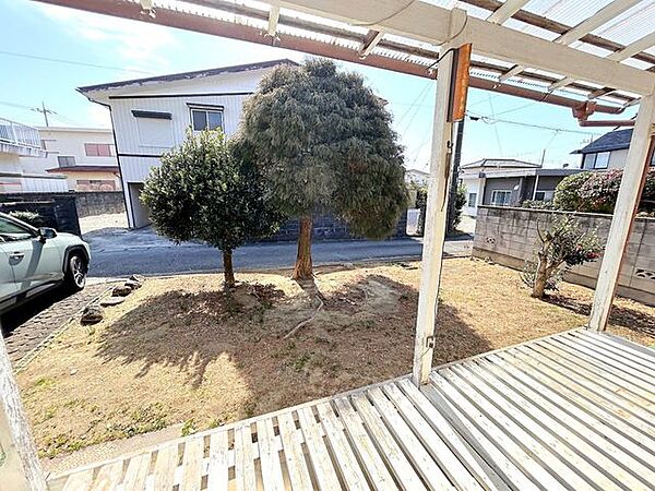 【庭】本物件南側にはお庭スぺースがございます。