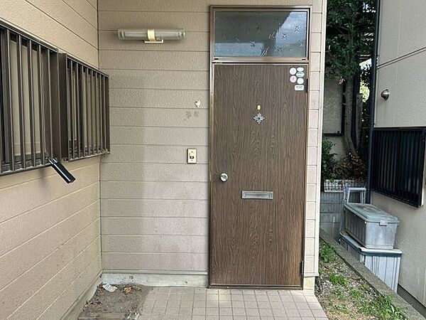 【リフォーム中】玄関は、駐車場側に移動するので、出入りしやすくなります。玄関扉交換を行い、録画機能付きドアホンを設置するので留守の際に来られた方を確認できます。