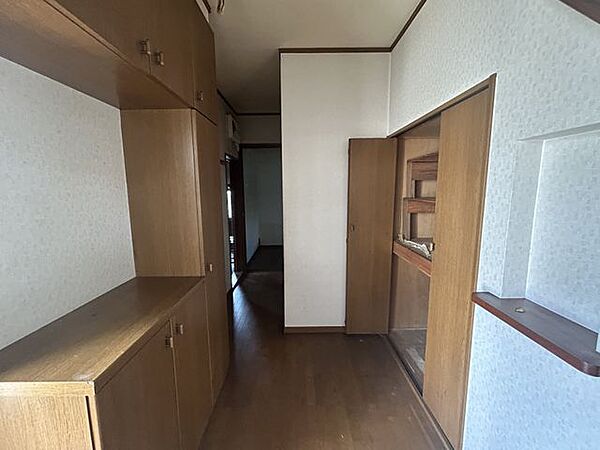 【リフォーム中】駐車場側に移動する玄関ホールは、畳2枚半分の広々空間に拡張いたします。新品のシューズボックスを設置するので、玄関先がスッキリ片付きます。棚板は可動式で好みの高さに調節が可能なので便利。