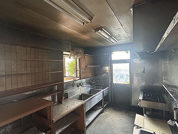 【リフォーム中】現在の調理場はリビングの一部になります。玄関に直結するLDKで、帰宅したご家族がLDKを通って各お部屋へ移動するので声を掛け合う機会が増え、コミュニケーションがうまれます。