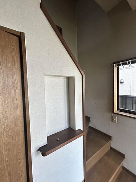 【リフォーム中】間取りを整理し、現在の階段下の収納スペースに、トイレを移動するので、使い勝手の良い間取になります。トイレは壁、天井クロス張替、照明器具交換、建具を交換し清潔に仕上げます。