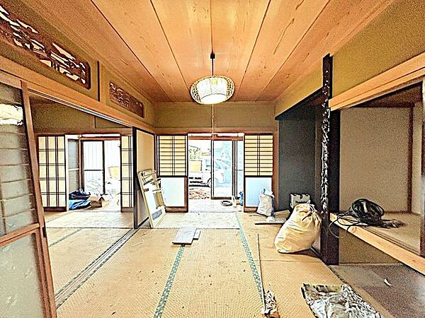 【リフォーム中】1階南側和室は、畳表替・クロス張替・照明交換を実施。和室ならではの落ち着いた雰囲気を残しながら、清潔感のある快適な空間へリフォームします。客間やくつろぎスペースとしても活用可能です。