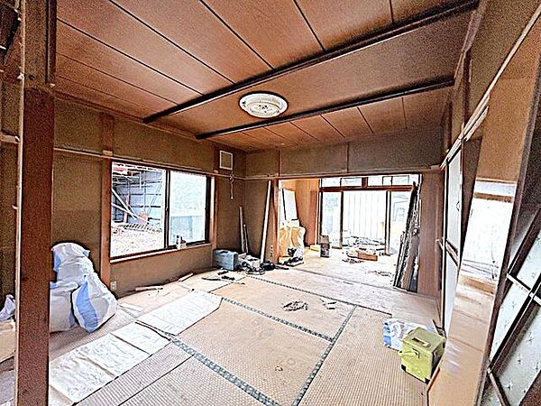 【リフォーム中】1階北東側居室は開放感あふれる広々LDKに、建具を新設し、開ければ家族が集う大空間、閉めれば客間や寝室、お子様の遊び場などに利用できます。暮らしに合わせて使い方を変えられるのが魅力