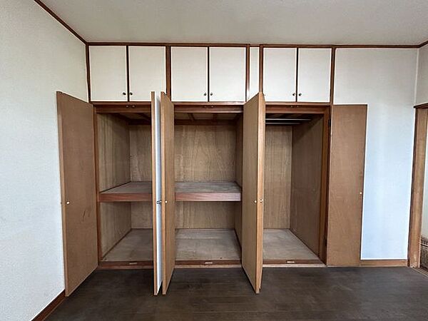 【収納】2階西側約6帖の洋室の収納です。こちらのお部屋は約1.5畳分の収納スペースがあり、お洋服もたくさん収納できます。