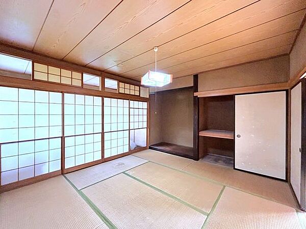 【和室】1階南西側8帖の和室写真です。荷物撤去を行いました。クロス張替え・畳表替えなどを行います。