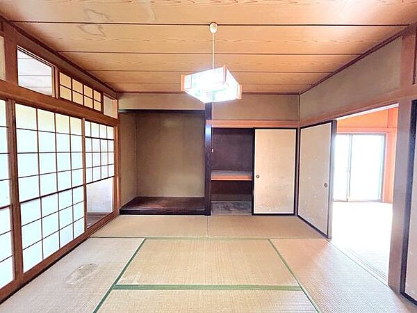 【和室】1階南西側8帖の和室写真別アングルからの写真です。クロス張替え・畳表替えなどを行います。